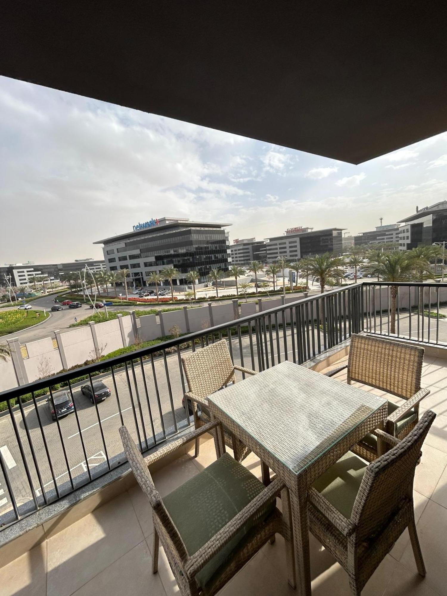 Cfc Modern 2br, Walk To Cfc Mall Apartamento *
